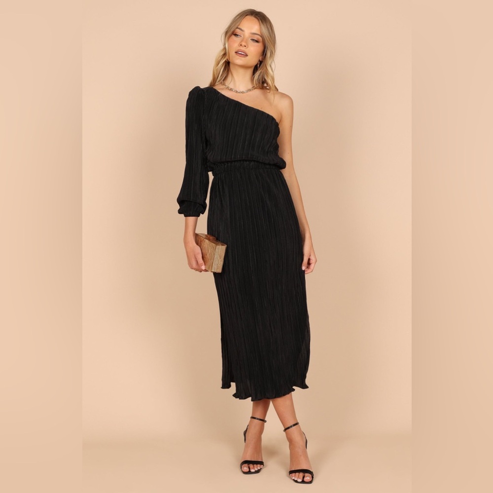 Petal & Pup Black One-Shoulder Pleated Midi Dress with Long Sleeve